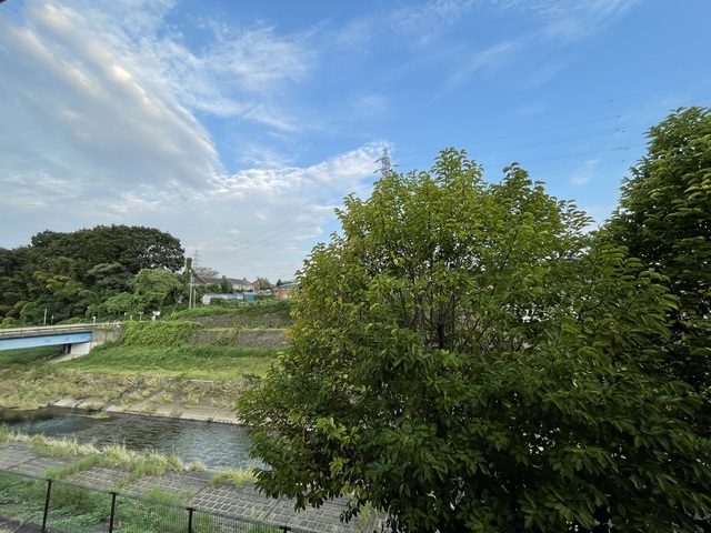 眺望　目の前は開放感のある川が広がっております！