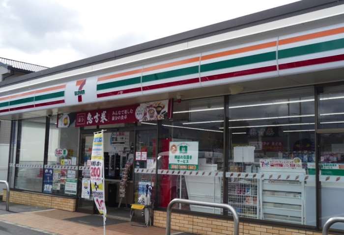 コンビニ　セブンイレブン（コンビニ）まで689m