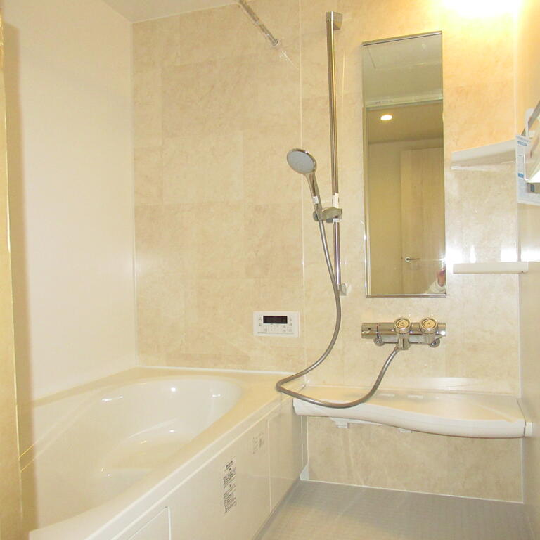 バス・シャワールーム　浴室乾燥機付きのバスルームです。