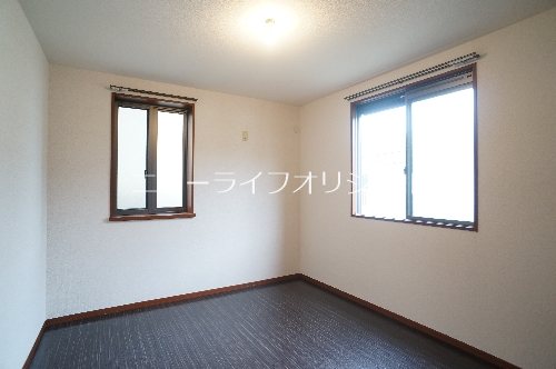 その他部屋・スペース　洋室は窓が2面あるので通風・日当たり良好です！