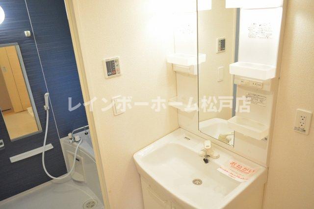 洗面設備　ゆったりとスペースのある洗面所