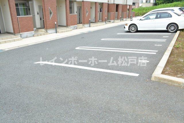 駐車場　車をお持ちの方に嬉しい駐車場付きの物件です