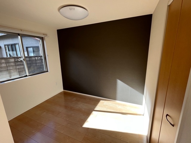 居室・リビング　アクセントクロスがお洒落なリビングです