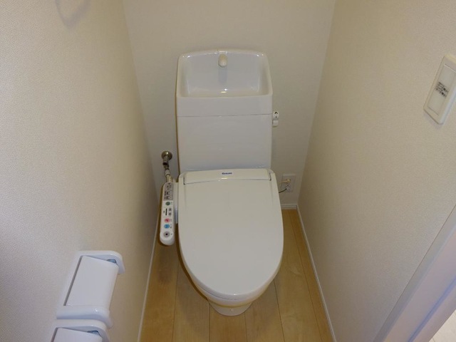 トイレ　トイレはシャワー付き洗浄便座で快適です