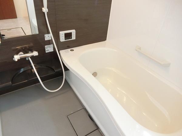 バス・シャワールーム　大型浴槽！追い焚き機能付き！