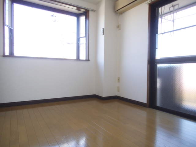 居室・リビング　２面採光の明るいお部屋です☆