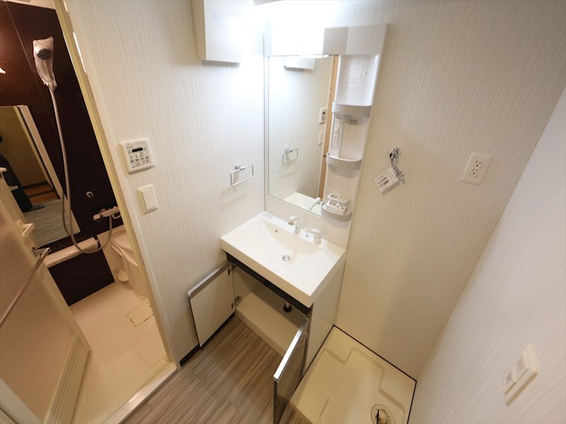 洗面設備　脱衣所　独立洗面台（シャンプードレッサー付）収納スペース有