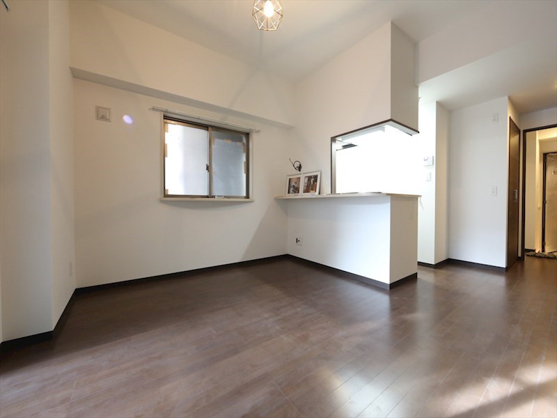 居室・リビング　洋室11.2帖　カウンターキッチン　クローゼット付