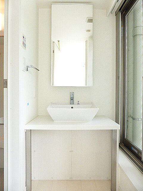 洗面設備　朝の支度にも助かる、独立の洗髪洗面化粧台