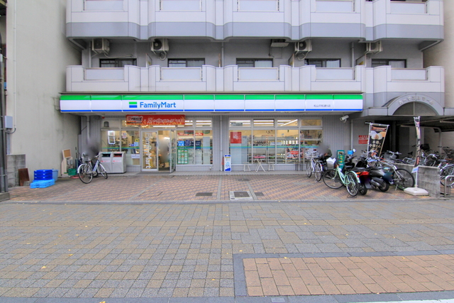 コンビニ　ファミリーマート松山平和通り店（コンビニ）まで210m
