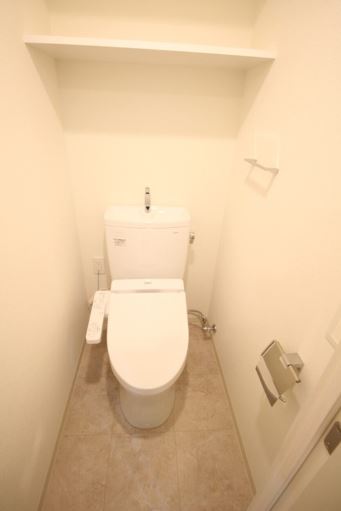 トイレ　この写真の反転です。