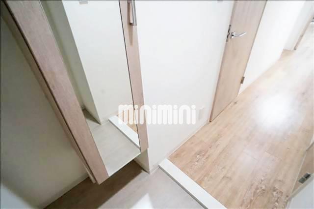 玄関　鏡もございます。