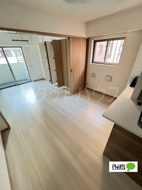 居室・リビング　人気の角部屋ですよ！