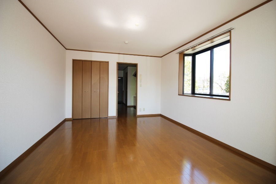 その他部屋・スペース　窓側からの洋室風景