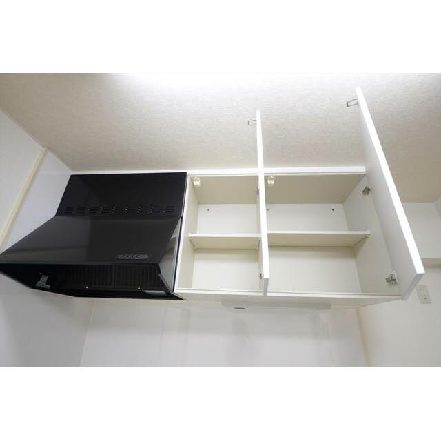 収納　キッチン上部の収納には普段使わないホットプレートやお皿等を収