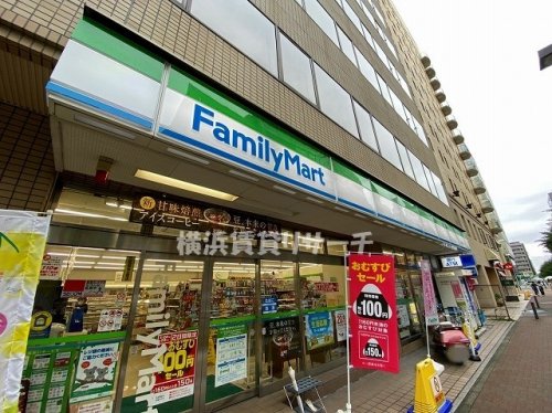 コンビニ　ファミリーマート新横浜二丁目店（コンビニ）まで681m