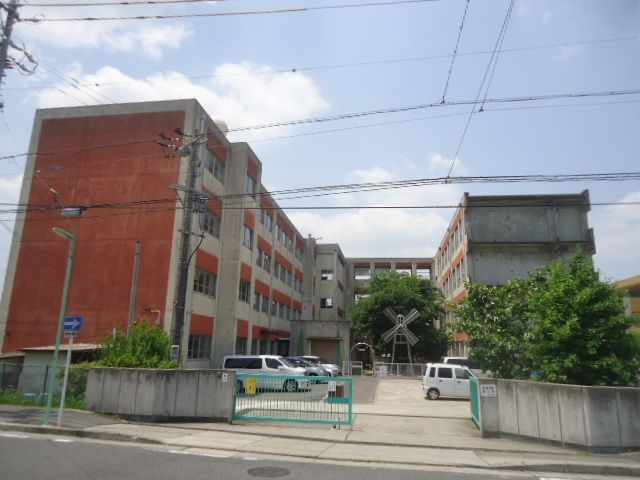 小学校　名古屋市立極楽小学校（小学校）まで906m