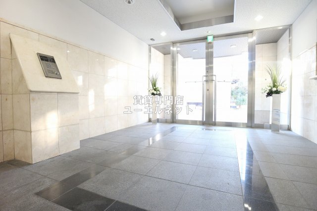 エントランス　毎日通る場所だからこそ、洗練された空間に