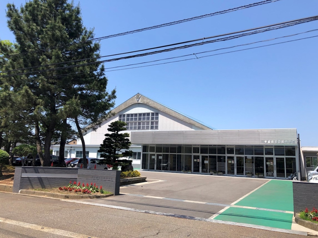 中学校　長岡市立西中学校（中学校）まで826m