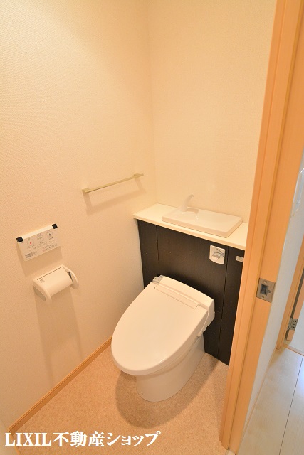 トイレ　温水洗浄暖房便座付のトイレです。