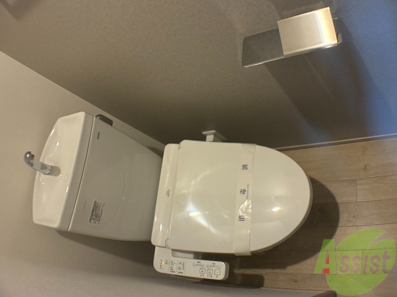 トイレ　温水洗浄付き便座で、どなたも快適にご利用できます。