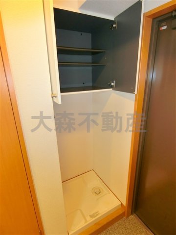その他設備　棚付きの洗濯機置き場