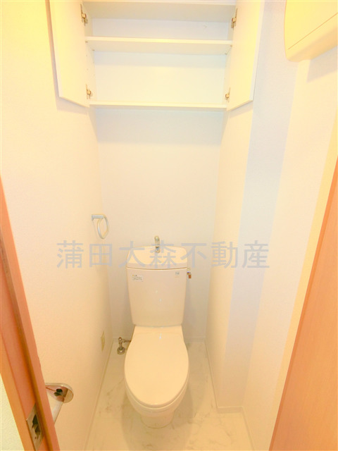 トイレ　棚収納付きのトイレ