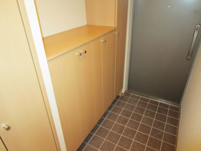 玄関　下駄箱と収納が付いてます