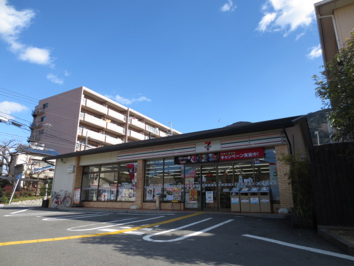 コンビニ　セブンイレブン（コンビニ）まで301m