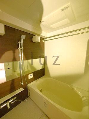 バス・シャワールーム　浴室乾燥・追い炊き機能付きのゆったりバスルームです。