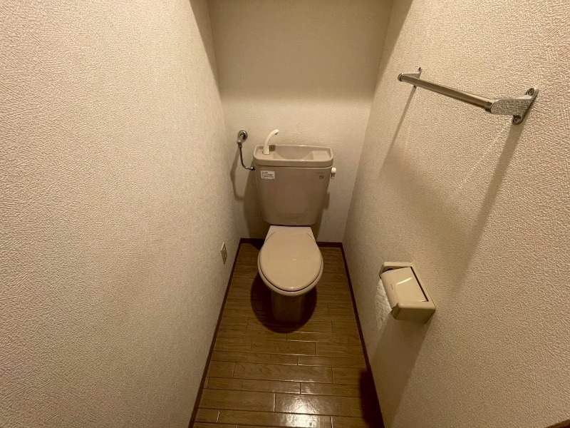 トイレ　こちらはトイレです。清潔感があり、安心して使用できます。