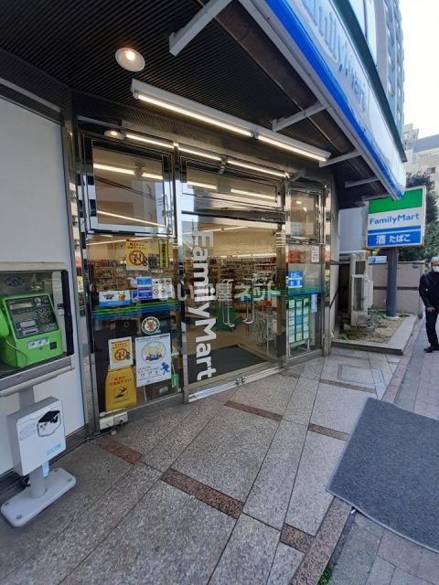 コンビニ　ファミリーマート新宿十二社店（コンビニ）まで297m