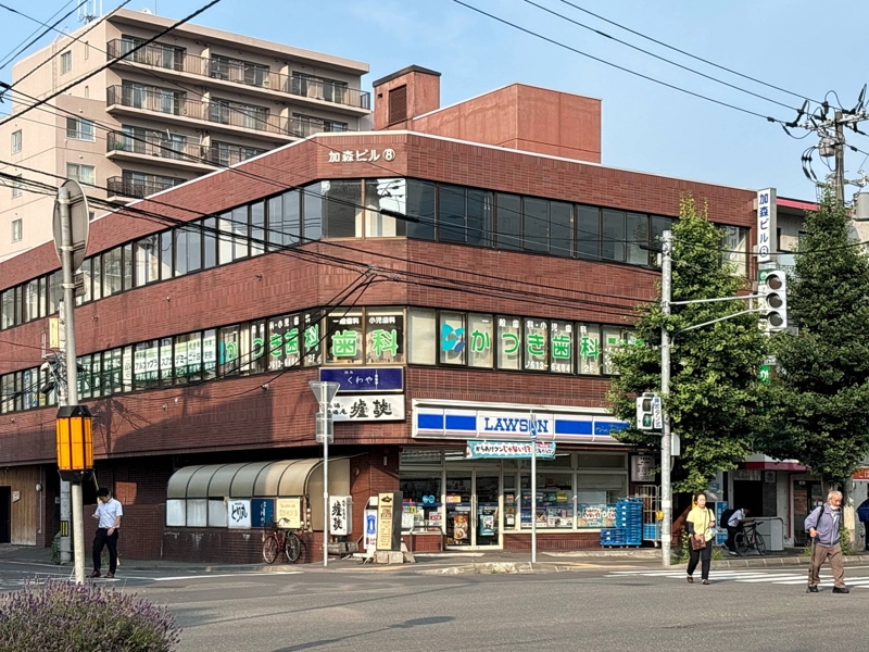 コンビニ　ローソン二十四軒1条店（コンビニ）まで494m