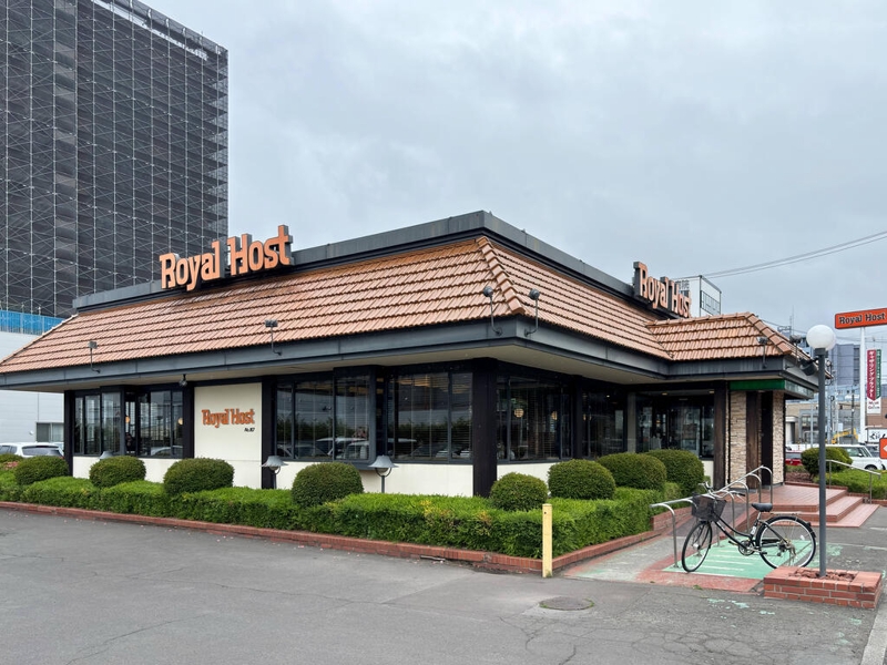 飲食店　ロイヤルホスト宮の森店（飲食店）まで351m