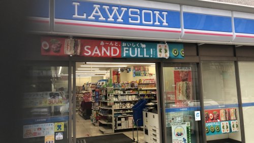 コンビニ　ローソン 心斎橋筋南船場店（コンビニ）まで826m