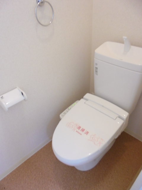 トイレ　※参考写真　快適な洗浄暖房便座付き