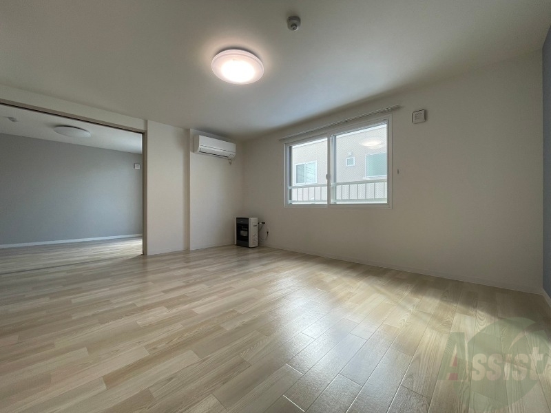 居室・リビング　木目のフローリングは落ち着きのある印象のお部屋になりますね。