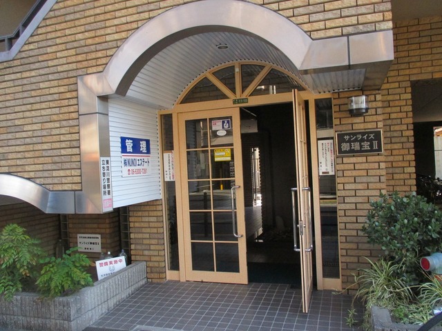 エントランス　落ちついた外観にマッチしたエントランスです