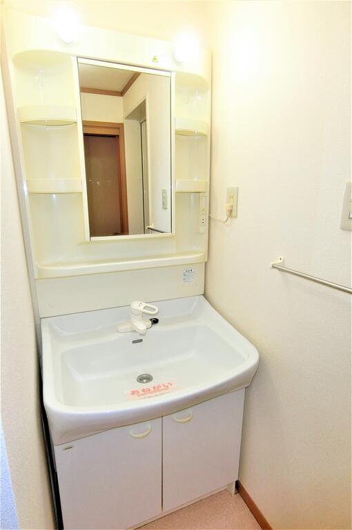 洗面設備　同型物件の写真、配色に違いあり。