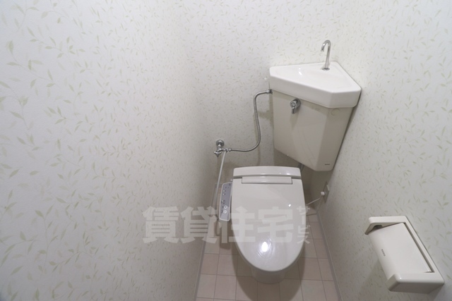 地下鉄御堂筋線 江坂駅 徒歩4分 9階建 築30年のトイレ写真