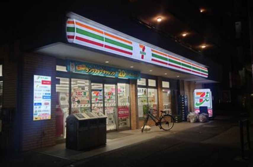 コンビニ　セブンイレブン北区志茂駅前店（コンビニ）まで399m