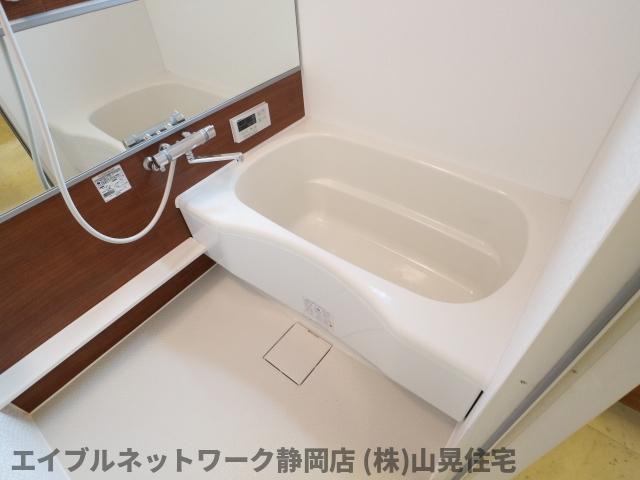 バス・シャワールーム　落ち着いた空間のお風呂です