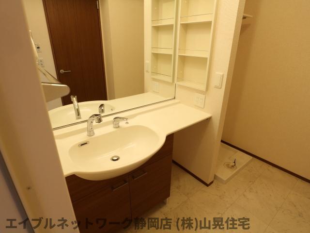 洗面設備　ゆったりとスペースのある洗面所