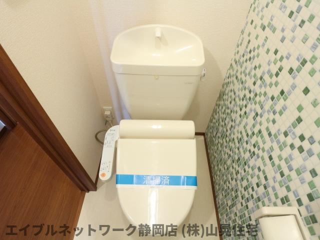 トイレ　落ち着いた色調のトイレです