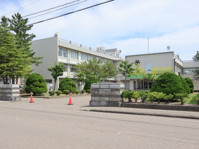 中学校　上越市立城西中学校（中学校）まで1635m
