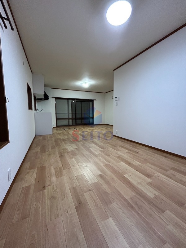 豊南町西戸建ての居間写真