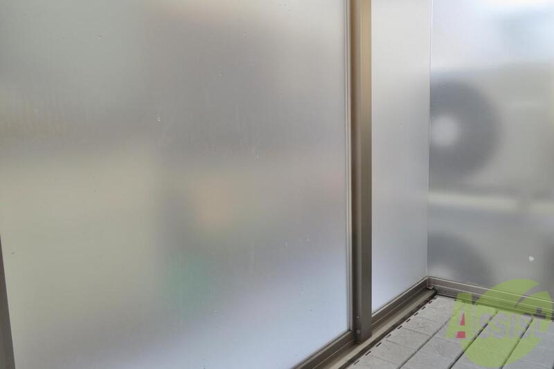 バルコニー　くもりガラスで洗濯物も気にせず干せます。