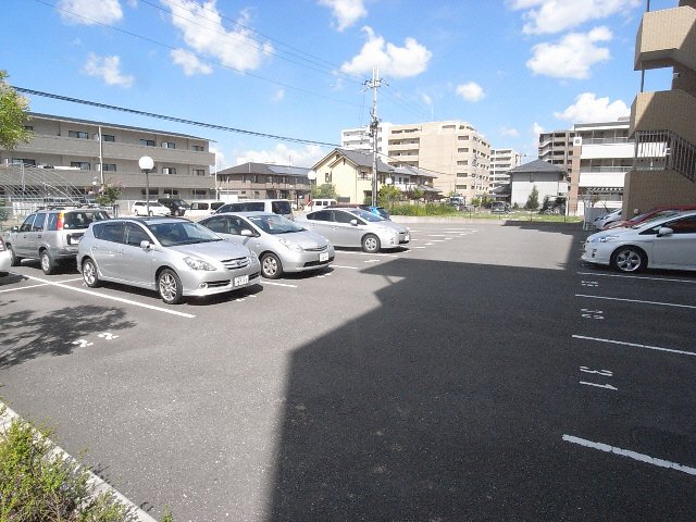 【奈良市青野町のマンションの駐車場】