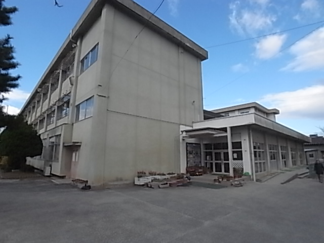 【奈良市青野町のマンションの小学校】