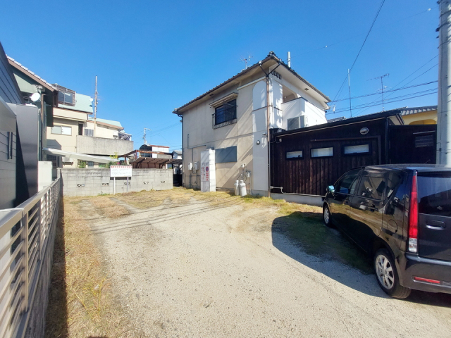 【松山市和泉南のマンションの駐車場】